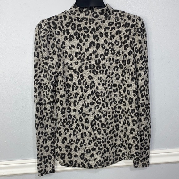 Long Sleeve Cut Out Grey leopard Shirt Size: S - Picture 2 of 4